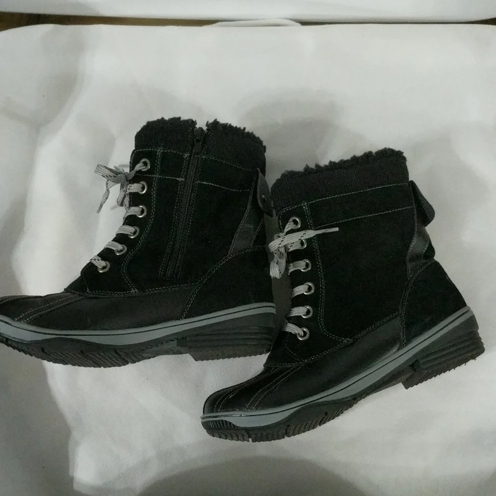 𝅺Khombu Kiara Black Leather and Faux Fur Winter Boots - size 8